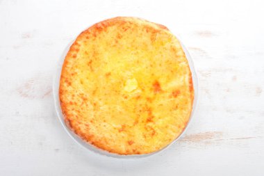 Khachapuri peynir ile. Gürcü mutfağı. Eski ahşap arka plan üzerinde. Metin için özgür yer. Üstten görünüm.