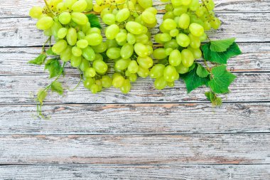 Üzüm. Beyaz ahşap zemin üzerinde taze beyaz üzüm. Üstten görünüm. Metin için boş alan.