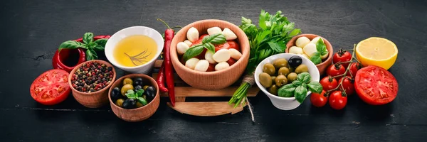 Ingredientes Para Ensalada Caprese Italiana Queso Mozzarella Tomates Cherry Hojas —  Fotos de Stock