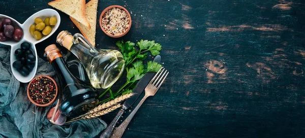 Pişirme arka plan. Sebze ve baharat. Ahşap bir arka plan üzerinde. Metin için özgür yer. Üstten görünüm.