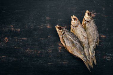 Kurutulmuş tuzlu balık. Aperatif bira için. Taranka ahşap arka plan üzerinde. Metin için özgür yer. Üstten görünüm.