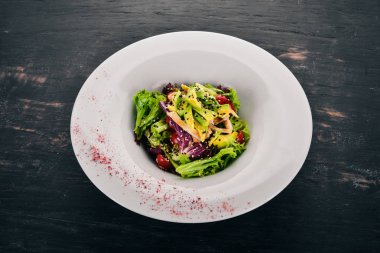 Sebze salatası tavuk fileto ve avokado. Ahşap bir arka plan üzerinde. Metin için özgür yer. Üstten görünüm.