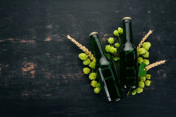 Dos Botellas Cerveza Una Mesa Madera Negra Espacio Libre Para —  Fotos de Stock