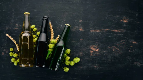 Bier Und Frischer Hopfen Auf Schwarzem Holzgrund Freiraum Für Text — Stockfoto