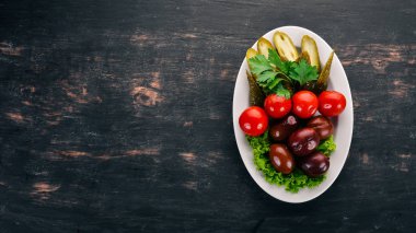 Bir plaka üzerinde çeşitli Turşu sebze. Eski ahşap arka plan üzerinde. Metin için özgür yer. Üstten görünüm.