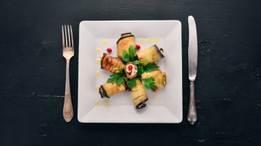 Pişmiş rulo patlıcan. Gürcü mutfağı. Eski ahşap arka plan üzerinde. Metin için özgür yer. Üstten görünüm.