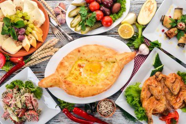 Bir dizi yemek. Gürcü mutfağı. Beyaz ahşap zemin üzerinde. Metin için özgür yer. Üstten görünüm.
