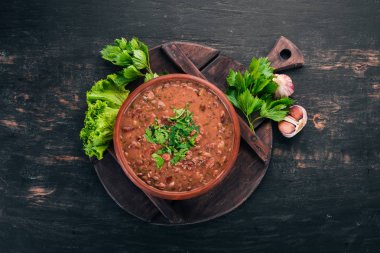 Fasulye. Kuru çorba. Gürcü geleneksel yemekleri. Eski ahşap arka plan üzerinde. Metin için özgür yer. Üstten görünüm.