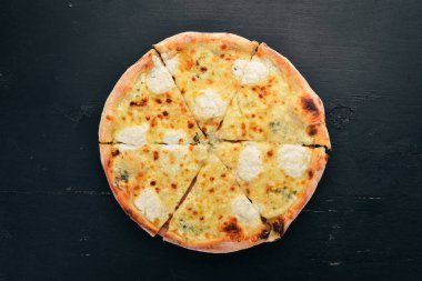 Pizza Quattro Formaggi. İtalyan mutfağı. Ahşap bir arka plan üzerinde. Metin için özgür yer. Üstten görünüm.