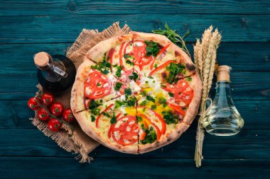 Sebze ve çılbır pizza. İtalyan mutfağı. Ahşap bir arka plan üzerinde. Metin için özgür yer. Üstten görünüm.