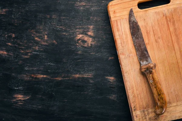 Una Vieja Tabla Cocina Sobre Fondo Madera Negro Espacio Libre — Foto de Stock