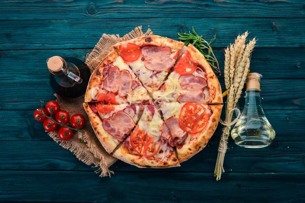 Pizza Boczkiem Pomidorów Cebuli Dania Kuchni Włoskiej Tle Drewnianych Ilość — Zdjęcie stockowe
