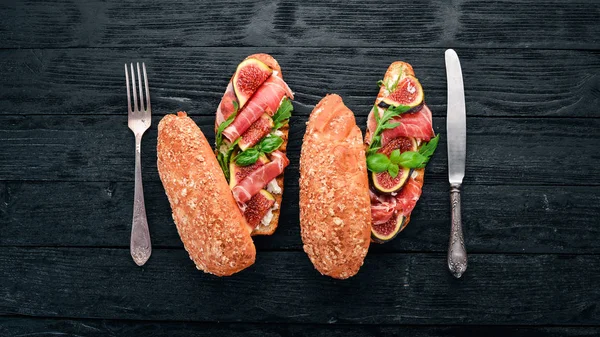 Bruschetta Med Lufttorkad Skinka Färska Fikon Och Ost Den Gamla — Stockfoto