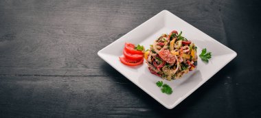 Kavrulmuş sebze salatası. Izgara sebze. Eski ahşap arka plan üzerinde. Metin için özgür yer. Üstten görünüm.