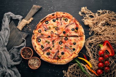 Deniz ürünleri Pizza. İtalyan mutfağı. Ahşap bir arka plan üzerinde. Metin için özgür yer. Üstten görünüm.