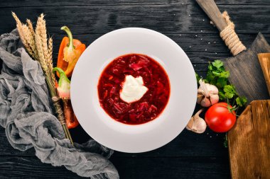 Sebze Pancar çorbası. Borsch ekşi krema ile. Eski ahşap arka plan üzerinde. Metin için özgür yer. Üstten görünüm.