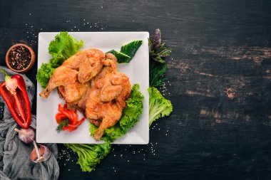 Fırında tavuk. Şükran günü. Eski ahşap arka plan üzerinde. Metin için özgür yer. Üstten görünüm.