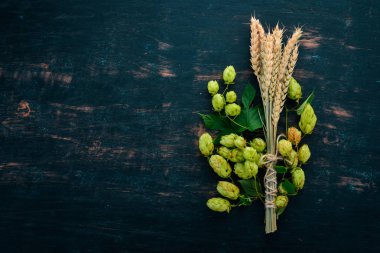 Atlama ve buğday. Siyah ahşap arka plan üzerinde. Metin için özgür yer. Üstten görünüm.