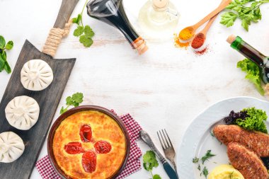 Gürcü ve Avrupa mutfaklarından yemekler ürün yelpazesine. Eski ahşap arka plan üzerinde. Metin için özgür yer. Üstten görünüm.