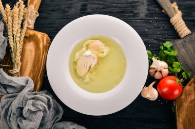 Yumurta tavuk çorbası. Eski ahşap arka plan üzerinde. Metin için özgür yer. Üstten görünüm.