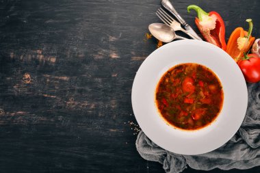 Sebze çorbası kharcho. Eski ahşap arka plan üzerinde. Metin için özgür yer. Üstten görünüm.