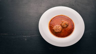 Sebze çorbası köfte ile. Eski ahşap arka plan üzerinde. Metin için özgür yer. Üstten görünüm.