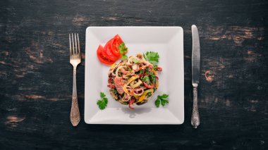 Kavrulmuş sebze salatası. Izgara sebze. Eski ahşap arka plan üzerinde. Metin için özgür yer. Üstten görünüm.