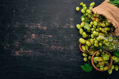 Atlama ve buğday. Siyah ahşap bir masa üzerinde. Metin için özgür yer. Üstten görünüm.