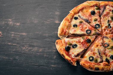 Deniz ürünleri Pizza. İtalyan mutfağı. Ahşap bir arka plan üzerinde. Metin için özgür yer. Üstten görünüm.