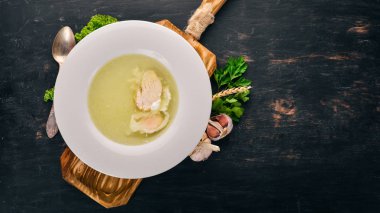 Yumurta tavuk çorbası. Eski ahşap arka plan üzerinde. Metin için özgür yer. Üstten görünüm.