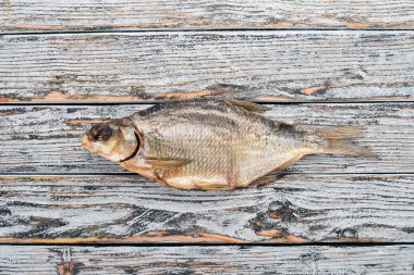 Kurutulmuş tuzlu balık. Aperatif bira için. Taranka ahşap arka plan üzerinde. Metin için özgür yer. Üstten görünüm.