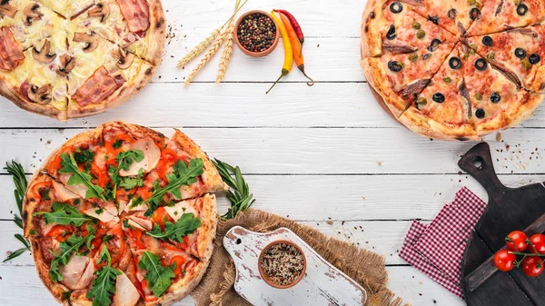 Pizza. İtalyan mutfağı. Beyaz ahşap zemin üzerinde. Metin için özgür yer. Üstten görünüm.