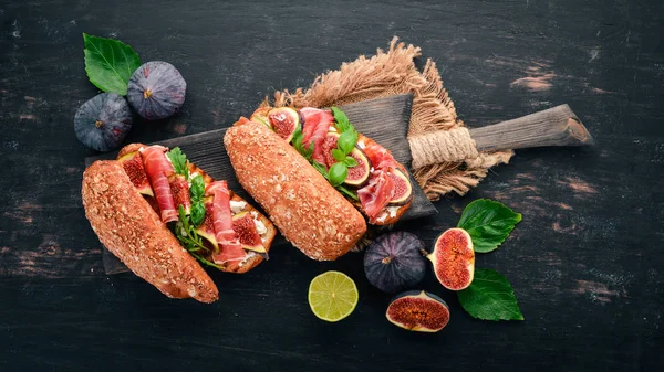 Bruschetta Com Presunto Figos Frescos Queijo Fundo Antigo Comida Saudável — Fotografia de Stock