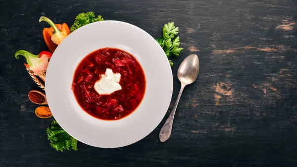 Sebze Pancar çorbası. Borsch ekşi krema ile. Eski ahşap arka plan üzerinde. Metin için özgür yer. Üstten görünüm.