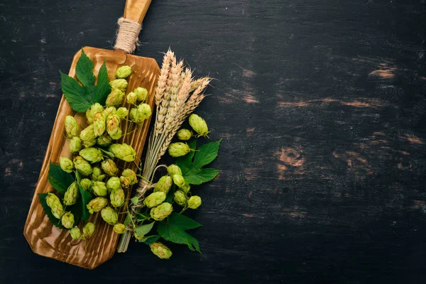 Atlama ve buğday. Siyah ahşap arka plan üzerinde. Metin için özgür yer. Üstten görünüm.