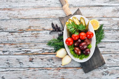 Bir plaka üzerinde çeşitli Turşu sebze. Eski ahşap arka plan üzerinde. Metin için özgür yer. Üstten görünüm.