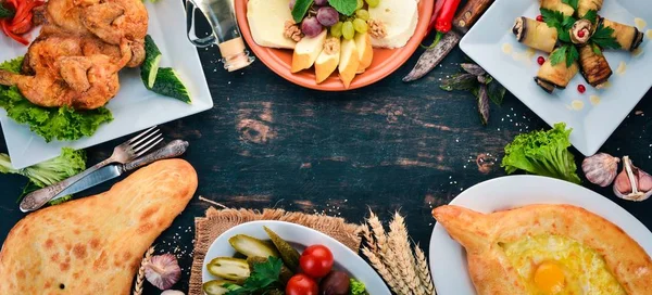 Voedsel Achtergrond Georgische Keuken Een Zwarte Houten Achtergrond Vrije Ruimte — Stockfoto