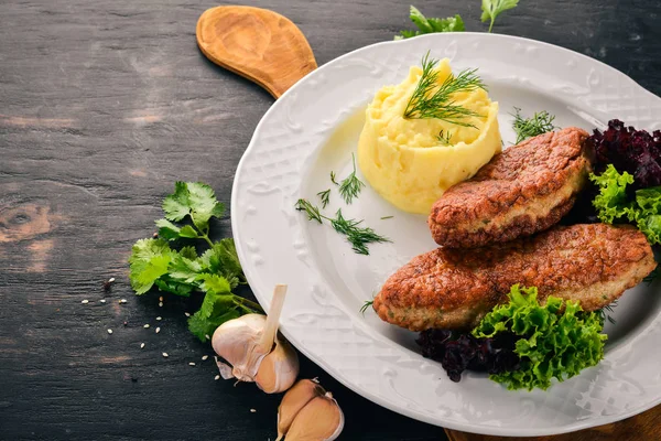 Escalopes Viande Avec Purée Pommes Terre Sur Une Assiette Sur — Photo