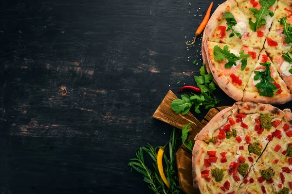 Bakgrund Italiensk Mat Sortiment Pizza Svart Trä Bakgrund Ledigt Utrymme — Stockfoto