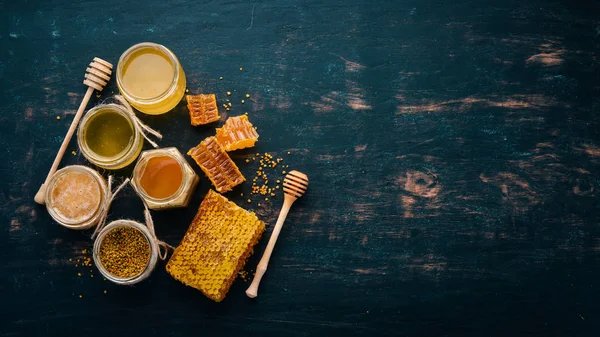 Eine Reihe Von Honig Und Bienenprodukten Honig Waben Auf Schwarzem — Stockfoto