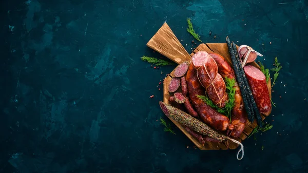 Salsicha Fuet Salame Cartão Tabuleiro Cozinha Num Fundo Preto Vista — Fotografia de Stock