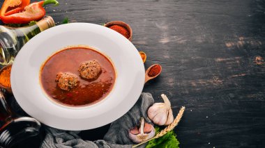 Sebze çorbası köfte ile. Eski ahşap arka plan üzerinde. Metin için özgür yer. Üstten görünüm.