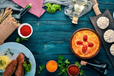 Gürcü ve Avrupa mutfaklarından yemekler ürün yelpazesine. Eski ahşap arka plan üzerinde. Metin için özgür yer. Üstten görünüm.