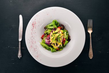 Sebze salatası tavuk fileto ve avokado. Ahşap bir arka plan üzerinde. Metin için özgür yer. Üstten görünüm.