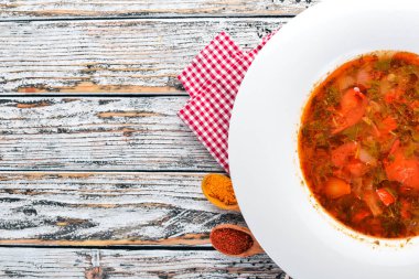 Sebze çorbası kharcho. Eski ahşap arka plan üzerinde. Metin için özgür yer. Üstten görünüm.