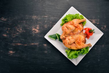 Fırında tavuk. Şükran günü. Eski ahşap arka plan üzerinde. Metin için özgür yer. Üstten görünüm.