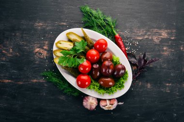 Bir plaka üzerinde çeşitli Turşu sebze. Eski ahşap arka plan üzerinde. Metin için özgür yer. Üstten görünüm.