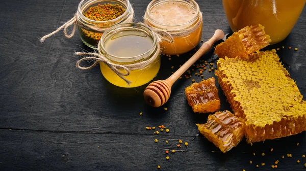 Uppsättning Honung Och Bee Produkter Honung Honeycomb Svart Trä Bakgrund — Stockfoto