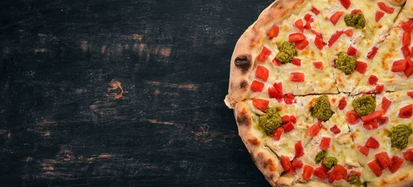 Пицца Песто Соусом Паприкой Итальянская Кухня Деревянном Фоне Свободное Место — стоковое фото
