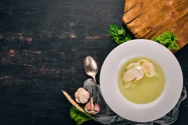 Yumurta tavuk çorbası. Eski ahşap arka plan üzerinde. Metin için özgür yer. Üstten görünüm.